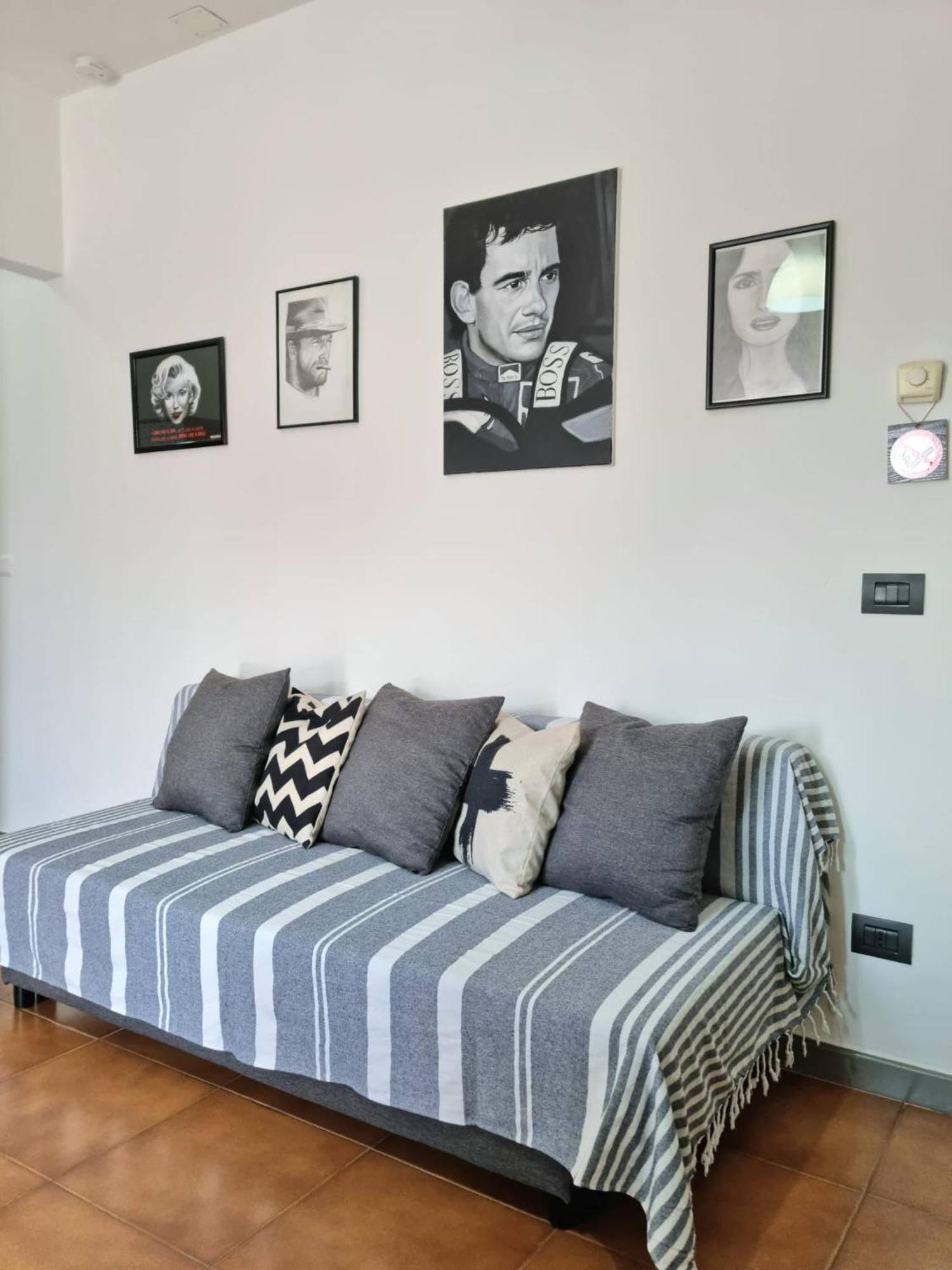 Home Of Fame - Home Gallery With Fully Equipped Kitchen, Separate Entrance, Free Parking オルビア エクステリア 写真